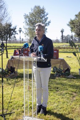 El delegado de Infraestructuras, Sostenibilidad y Agricultura de la Diputación de Córdoba, Andrés Lorite, interviene en el acto de entrega de semillas.