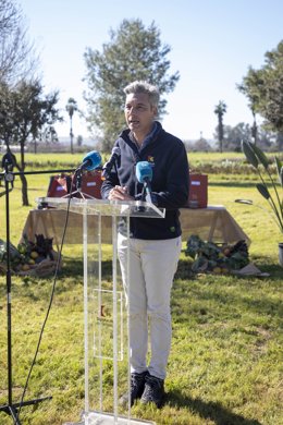 El delegado de Infraestructuras, Sostenibilidad y Agricultura de la Diputación de Córdoba, Andrés Lorite, interviene en el acto de entrega de semillas.