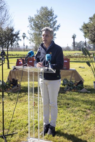 El delegado de Infraestructuras, Sostenibilidad y Agricultura de la Diputación de Córdoba, Andrés Lorite, interviene en el acto de entrega de semillas.