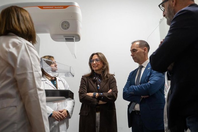 La delegada del Gobierno andaluz en Málaga, Patricia Navarro, y el alcalde, Juan Antonio Lara, en una visita al centro de salud de Arroyo de la Miel.
