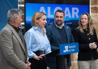 La presidenta de la Diputación, Almudena Martínez, junto al alcalde de Algar, José Carlos Sánchez, presentando el Complejo Turístico-Rural Tajo del Águila, cuyas obras acabarán en verano