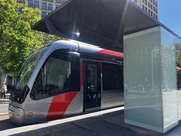 Archivo - Tranvía estacionado en una parada en Zaragoza.