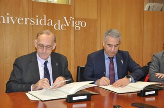 El rector de la UVigo, Manuel Reigosa, y el vicepresidente de Ingeniería de BorgWarner Turbos & Thermal Technologies, Carlos Castaño, firman el acuerdo para la creación de la Cátedra Borgwarner-UVigo.