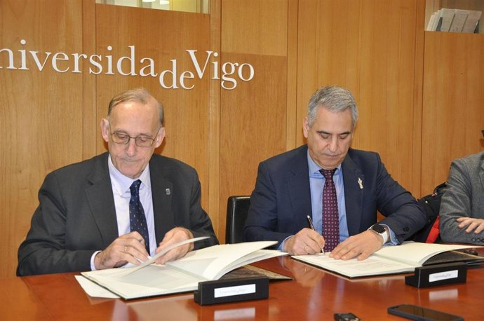 El rector de la UVigo, Manuel Reigosa, y el vicepresidente de Ingeniería de BorgWarner Turbos & Thermal Technologies, Carlos Castaño, firman el acuerdo para la creación de la Cátedra Borgwarner-UVigo.