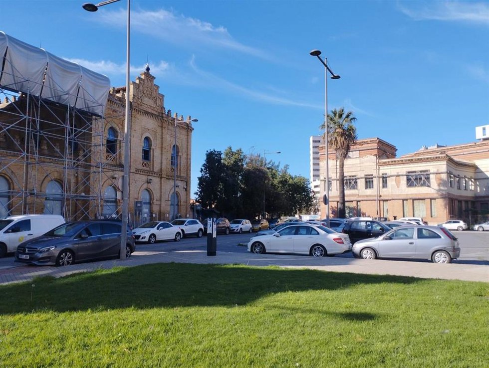 Imagen de la antigua estación de tren de Huelva, con el Colegio de Ferroviarios de fondo.