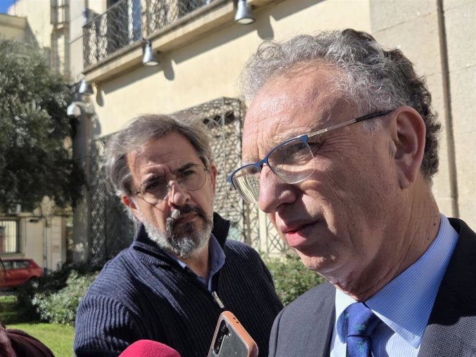 El presidente de la Comisión Gestora del PSOE de Extremadura, José Luis Quintana, atiende a los medios, en Badajoz.