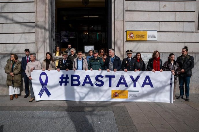 Minuto de silencio en la Delegación del Gobierno en Cantabria por las tres últimas víctimas de violencia machista en Chilches (Castellón) y en Madrid