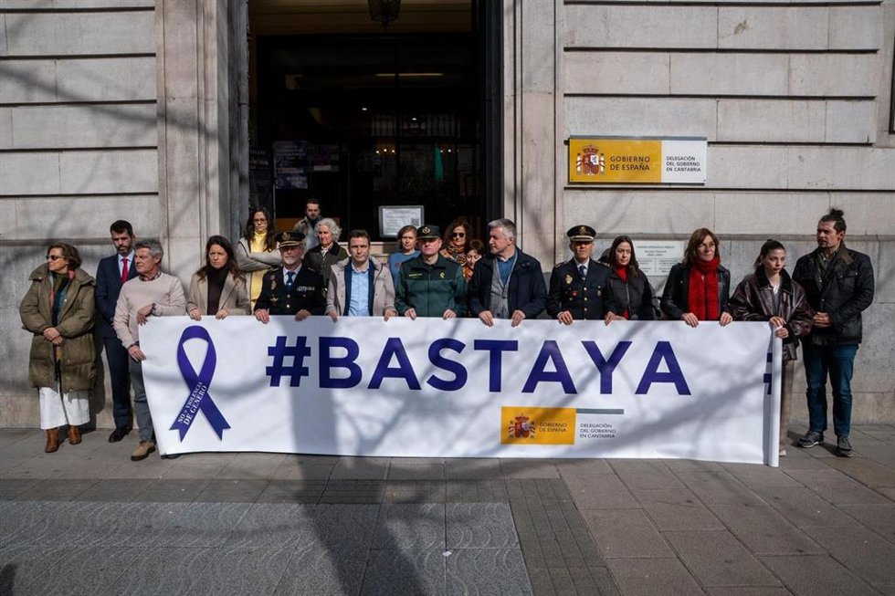 Minuto de silencio en la Delegación del Gobierno en Cantabria por las tres últimas víctimas de violencia machista en Chilches (Castellón) y en Madrid