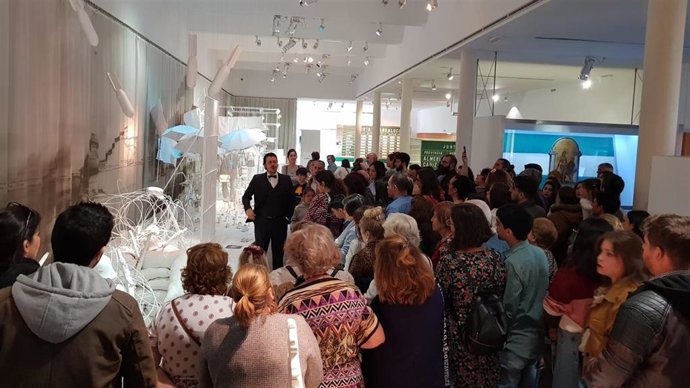 Archivo - Imagen de archivo de visitantes al Museo de la Autonomía de Andalucía durante las actividades organizadas por el 28F. 