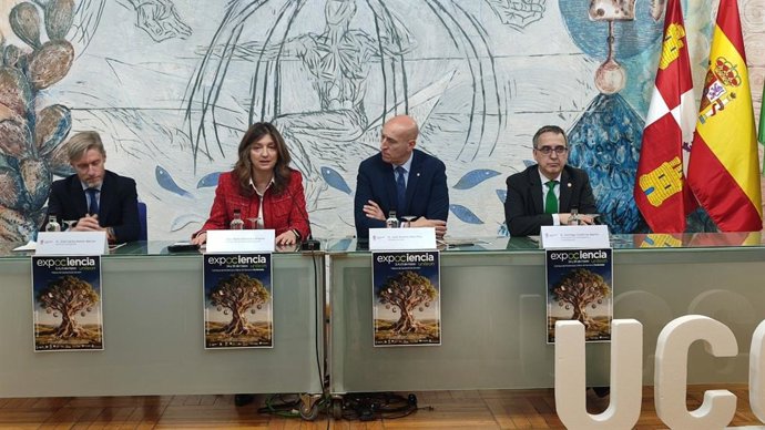 La rectora de la ULE, Nuria González (centro izquierda), junto al alcalde de León, José Antonio Diez, en la presentación de Expociencia.