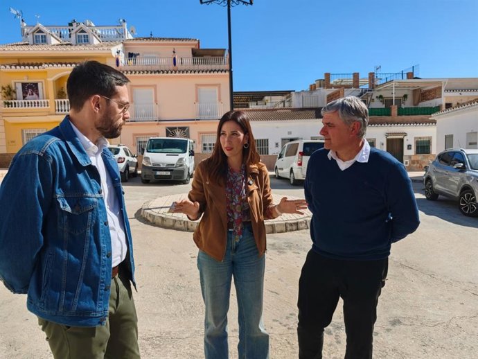 El vicesecretario general del PSOE de Málaga y alcalde de Almáchar (Málaga), Antonio Yuste; la vicesecretaria general del PSOE de Málaga y diputada nacional, Mari Nieves Ramírez, y el secretario general del PSOE local y senador, Víctor González