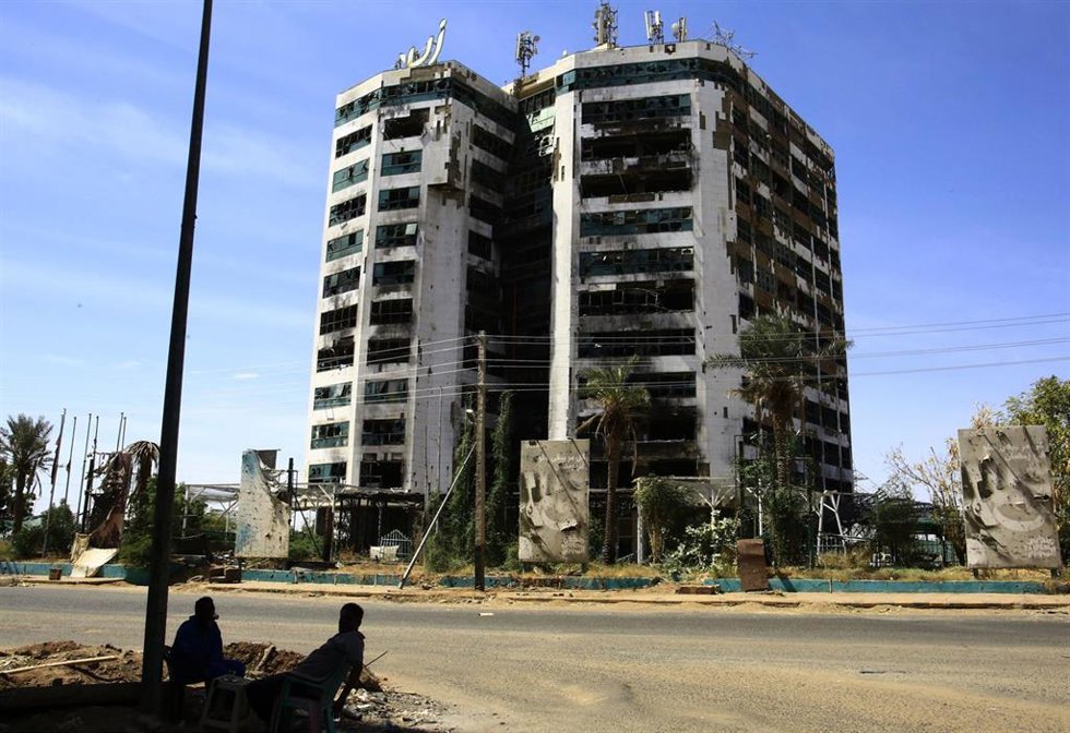 Fotografía de archivo de daños materiales en un edificio en la capital de Sudán, Jartum, a causa de la guerra entre el Ejército y las paramilitares Fuerzas de Apoyo Rápido (RSF)