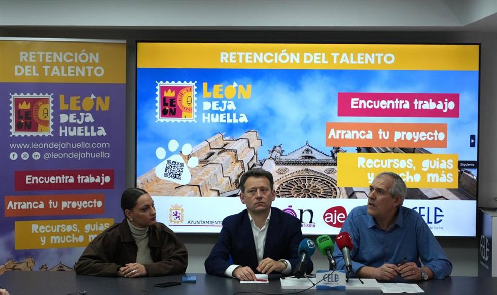 El secretario general adjunto de la FELE, Enrique Suárez (centro), durante la presentación del proyecto 'León deja huella'.