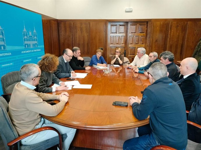 El alcalde de Ponferrada (León), Marco Morala, preside la reunión para abordar la falta de suministro de agua potable en cuatro localidades tras la destrucción de la estación de captación de agua de Santa Lucía de Valdueza.