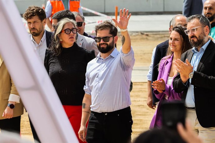 Archivo - Arquivo - 7 de janeiro de 2026, Valparaíso, Chile: O presidente Gabriel Boric Font chega para visitar as obras do Parque Barão e o lançamento da temporada turística de verão de 2026. O presidente chileno Gabriel Boric Font lidera a visita ao can