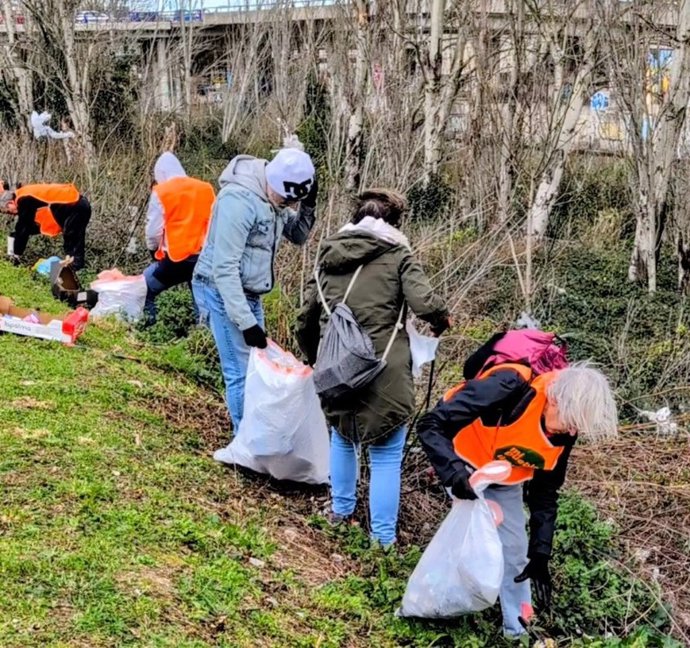 Voluntarios de 'Mi pueblo limpio' recogiendo basura en Sestao (Bizkaia)