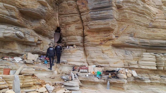Desalojan a una persona que vivía en una cueva en Punta Galera