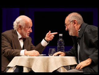 Juan Echanove y Joaquín Climent en una escena de 'Esencia'