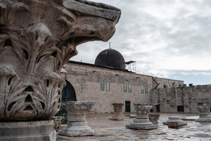 Imagen de archivo de la mezquita de Al Aqsa, al fondo, en la Explanada de las Mezquitas de Jerusalén, conocida como Monte del Templo por los judíos.