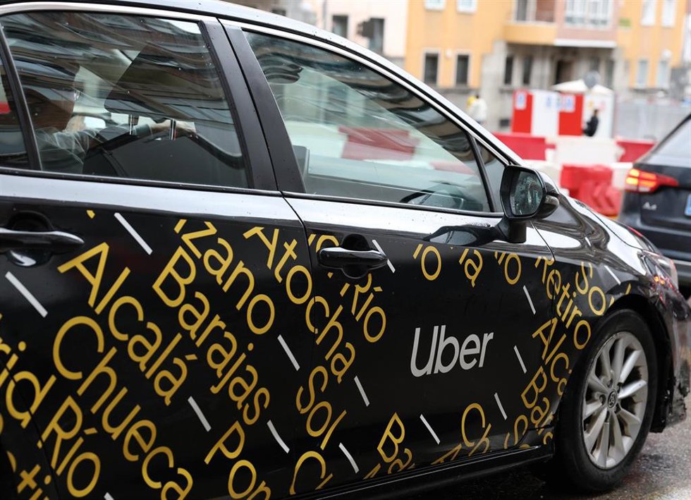 Coche Uber circula por una calle, a 13 de febrero de 2026, en Madrid (España). 