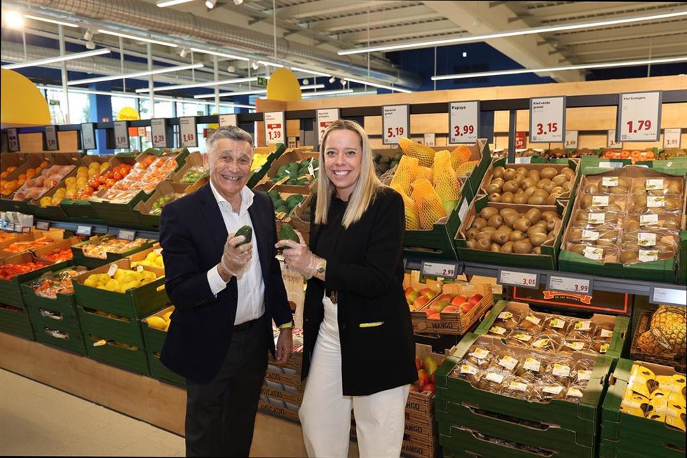 Javier García, teniente de alcalde de San Pedro Alcántara, y Sophie Chatel, directora regional de Lidl en Andalucía, con aguacates malagueños en la nueva tienda
