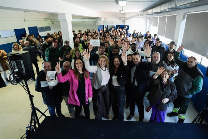 Loles López (centro), junto a José María Bellido, en la presentación de la segunda edición del programa Impulsa.