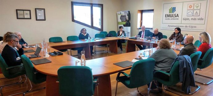 El presidente de Emulsa y edil de Medio Ambiente y Sostenibilidad, Rodrigo Pintueles, preside la reunión del Consejo de Administración de Emulsa Medioambiente Gijón.