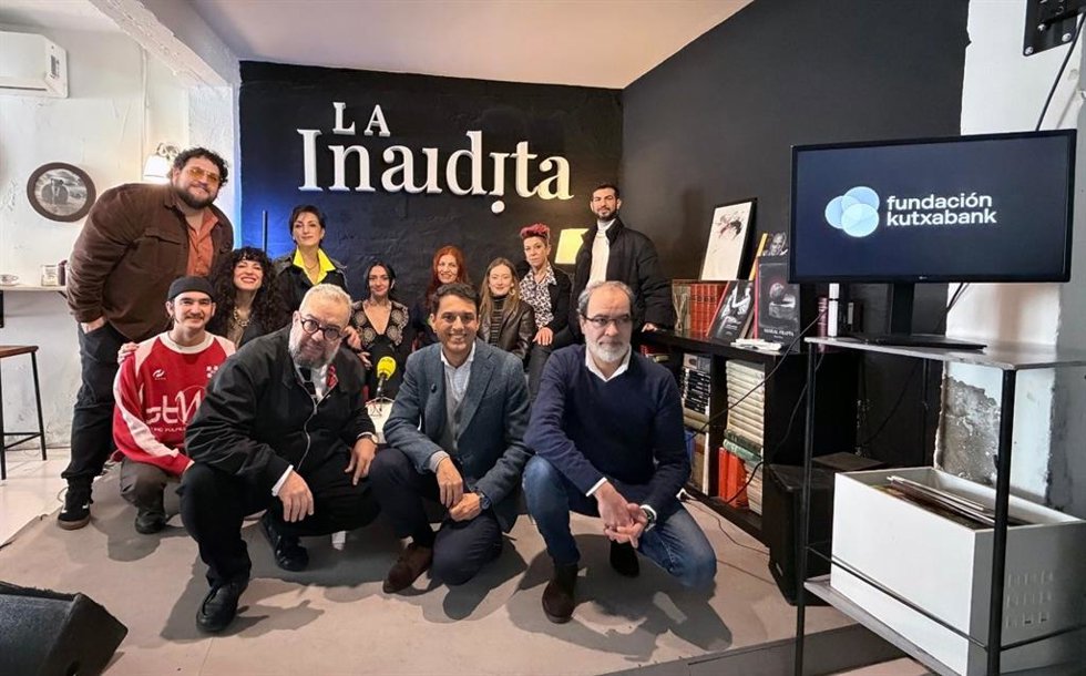 Leopoldo Izquierdo (delante, centro), entre Juan Luis Piqueras y José Manuel Ruiz, en la presentación de Córdoba Vibra 2026 en La Inaudita.