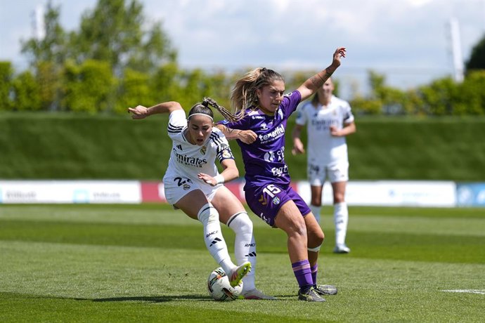 Archivo - Athenea del Castillo of Real Madrid and Claudia Bicho Iglesias of UD Tenerife in action during the Spanish Women League, Liga F, football match played between Real Madrid and UDCA Tenerife at Alfredo Di Stefano stadium on May 11, 2025, in Valdeb