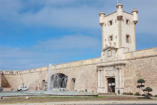 Archivo - Cádiz.- Una gran escultura del dios Baco presidirá las Puertas de Tierra durante el Carnaval de Cádiz