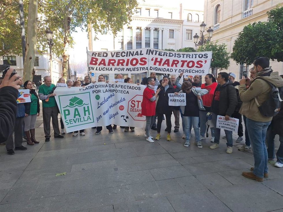 Archivo - Concentración de Barrios Hartos y familias de Palmete afectadas por el desahucio a las puertas del Consistorio.