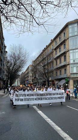 Farmacéuticos hospitalarios de Gipuzkoa respaldan las huelgas convocadas por su condición de personal facultativo.