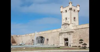 Cádiz despide su Carnaval con un espectáculo musical y visual junto a Puerta de Tierra y la quema de la Bruja Piti