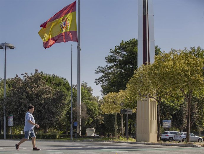 Archivo - Un peatón pasea junto a la rotonda del Alamillo, en foto de archivo.