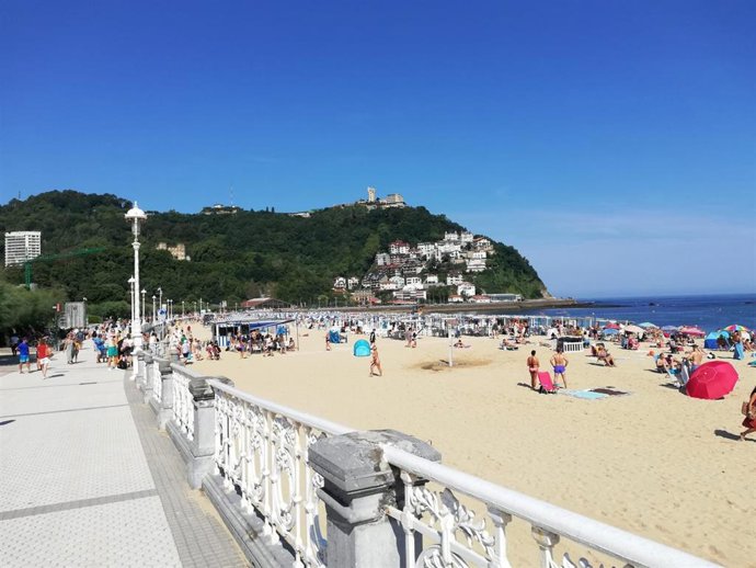 Archivo - Playa de Ondarreta, en San Sebastián
