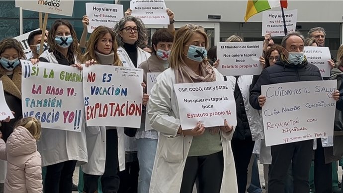 Concentración silenciosa frente al Hospital San Pedro