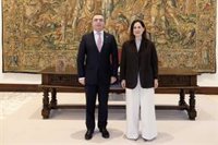 La presidenta del Parlamento Vasco recibe al embajador de Georgia