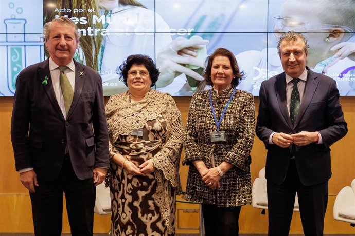 El presidente de la Diputación (d), junto con su homólogo en la AECC en Sevilla y responsables de esta asociación, en un acto celebrado en el organismo provicial.