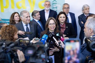 La delegada del Gobierno andaluz en Málaga, Patricia Navarro, ha expresado este viernes el apoyo de la Junta de Andalucía a través del Plan Andalucía Actúa al sector de empresarios de sol y playa durante la celebración de Expoplayas.