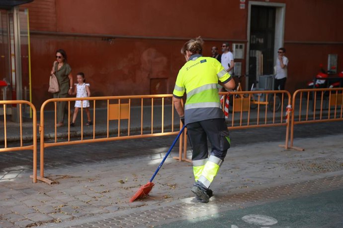 Archivo - Barrendero del servicio de limpieza de Sevilla, Lipasam, en una calle del centro. 