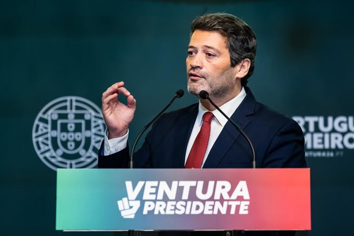 8 de fevereiro de 2026, Lisboa, Portugal: O candidato de extrema direita André Ventura, líder do partido Chega, fala durante uma coletiva de imprensa após os resultados das eleições na noite do segundo turno das eleições presidenciais de Portugal. O candi