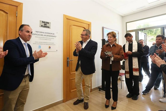 El presidente de la Diputación de Alicante, Toni Pérez (c), durante su visita a Formentera del Segura (Alicante)