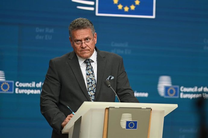Archivo - El comisario europeo Maros Sefcovic interviene durante la reunión de ministros de Comercio de la UE en Bruselas.