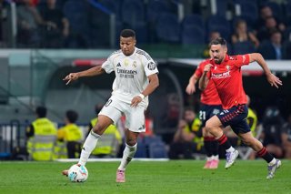Archivo - Kylian Mbappé (Real Madrid CF) regatea a Moi Gómez (Osasuna), en el partido de LaLiga EA Sports 2025-26 en el Santiago Bernabéu.