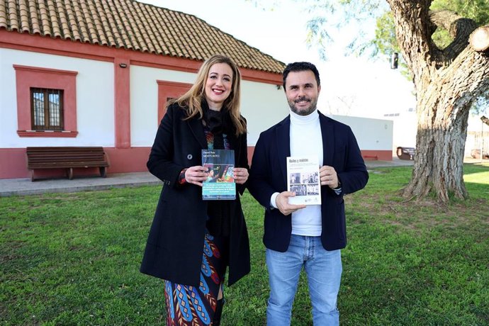 Archivo - La I Teniente de Alcalde y delegada de Cultura de La Rinconada, Raquel Vega,  con el director de la Fundación José Manuel Lara, Pablo Morillo.