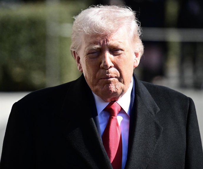 13 de fevereiro de 2026, Washington, DC, EUA: (NOVO) O presidente dos Estados Unidos, Donald J. Trump, fala com repórteres antes de deixar a Casa Branca no Marine One. 13 de fevereiro de 2026, Washington, DC, EUA: Na tarde de sexta-feira, o presidente Tru