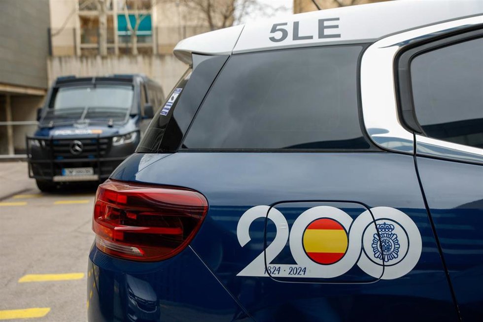 Vehículos de la Policía Nacional, a 19 de febrero de 2026, en Barcelona, Catalunya (España).
