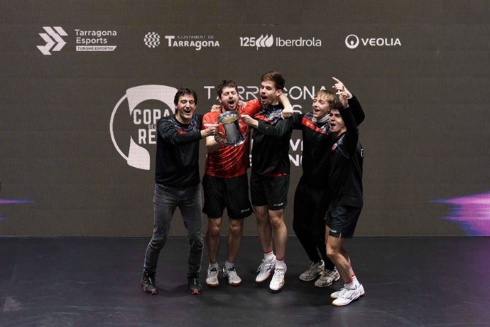 Los jugadores del CTT Olot-Capdevila Permar celebran su victoria en la Copa del Rey de tenis de mesa