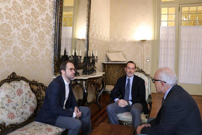 De izquierda a derecha, el presidente del Colegio Oficial de Dentistas, Ignacio García-Moris, el presidente del Parlament, Gabriel Le Senne, y el gerente del colegio, Salvador Garcinuño.