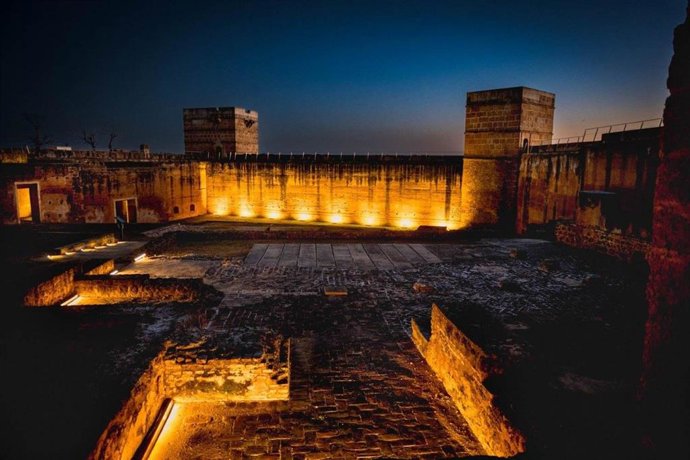 Iluminación nocturna del Castillo de Alcalá de Guadaíra (Sevilla)